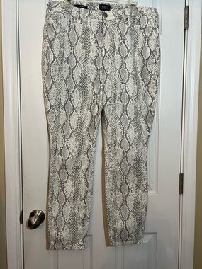 🦋 NWOT NYDJ Snake Print Ankle Pants in White and Gray size 14